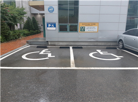 장애인 전용 주차장 사진
