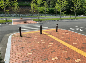 외부 이동간 시각장애인 배려 점자블록 사진