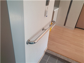 노약자 이용 객실 출입구 벽부형 손잡이 사진